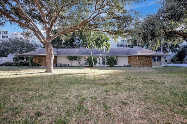 1000 NE 12th Ave Unit 304, Hallandale Beach, FL 33009 - ranch-style home with a front yard