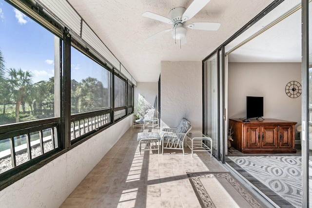 sunroom with ceiling fan