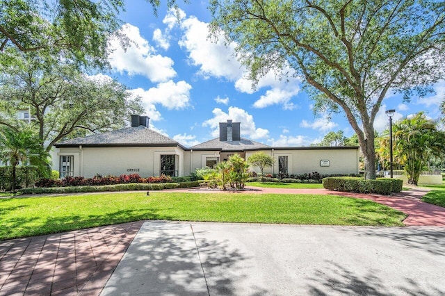 view of front of house featuring a front yard