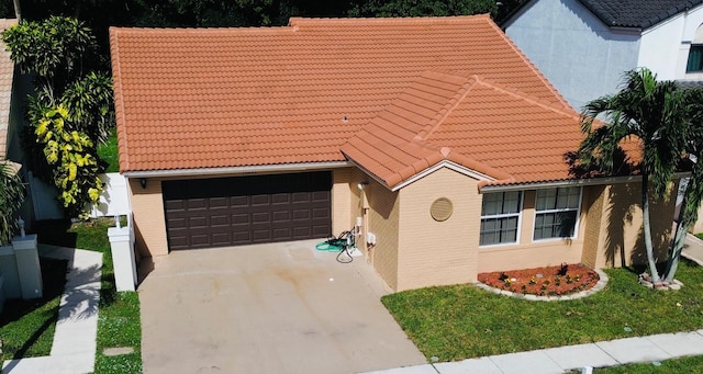 view of front facade featuring a garage