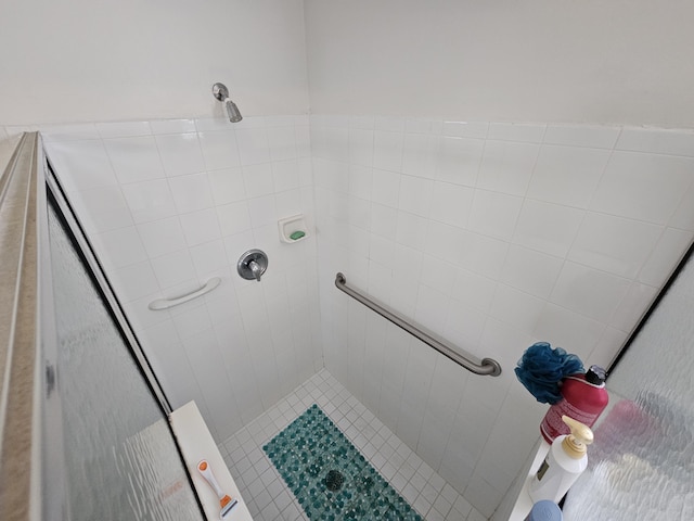 bathroom featuring a tile shower