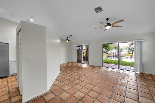 unfurnished room featuring light tile patterned floors and ceiling fan