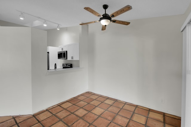 empty room with ceiling fan