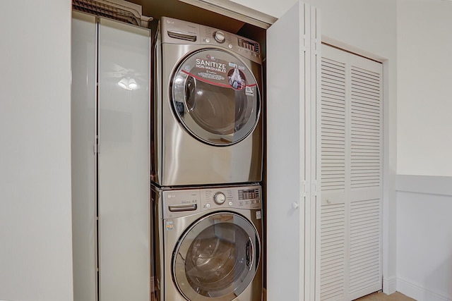6136 SE Georgetown Pl, Hobe Sound, FL 33455 - laundry room featuring stacked washer / drying machine
