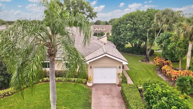 view of front facade featuring a garage and a front yard