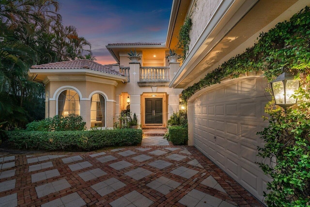 view of front of property featuring a balcony