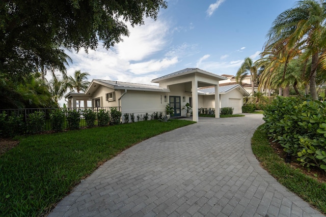 view of front of house featuring a front lawn and a garage