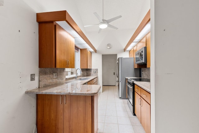 kitchen featuring sink, ceiling fan, tasteful backsplash, kitchen peninsula, and stainless steel appliances