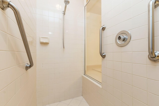 bathroom featuring tiled shower