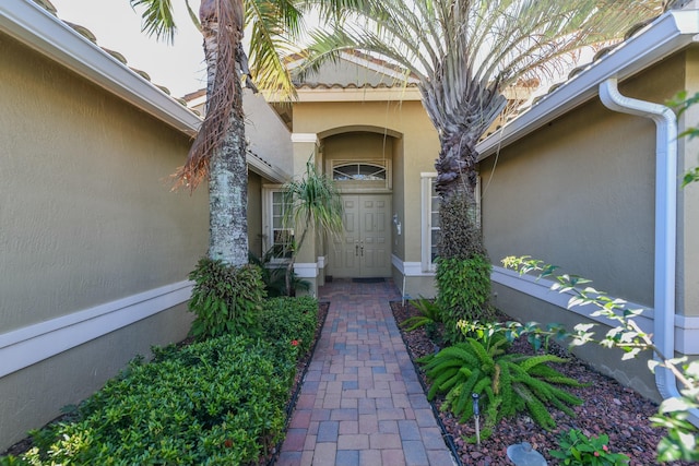 entrance to property with stucco siding