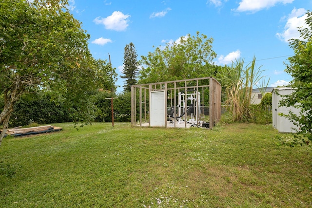 view of yard with an outbuilding