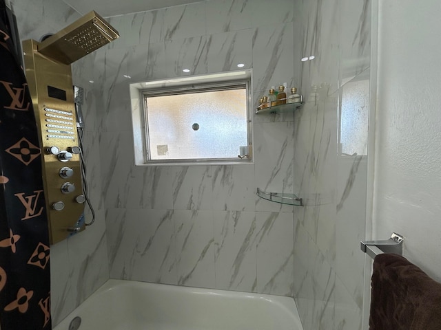 bathroom with tiled shower / bath