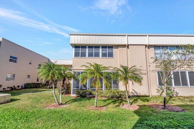 view of front of house with a front lawn