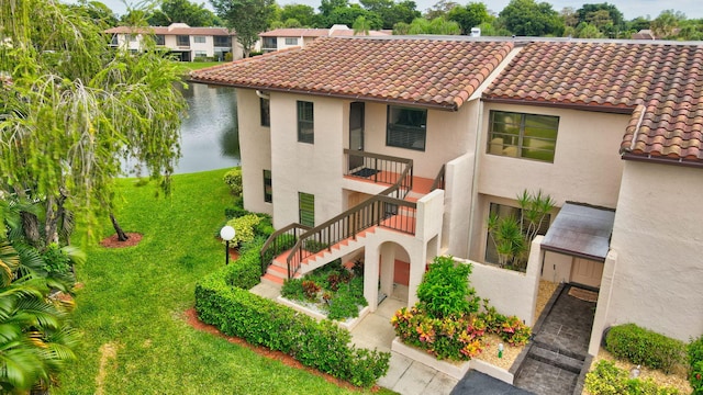 view of front of property featuring a water view