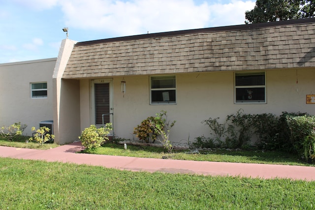 view of front of house featuring a front lawn