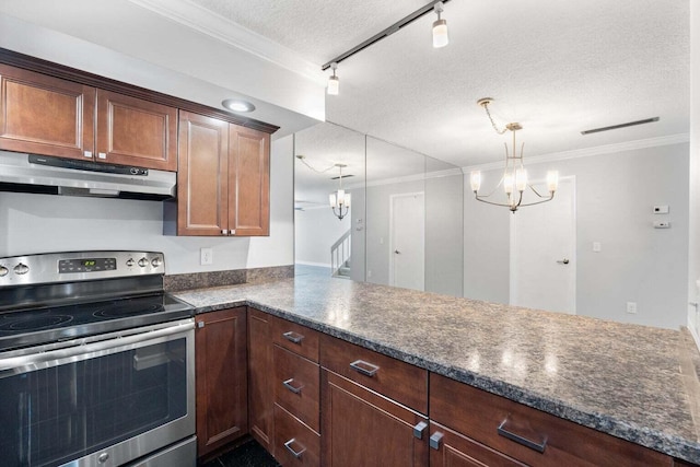 kitchen featuring stainless steel electric range, an inviting chandelier, ornamental molding, a textured ceiling, and kitchen peninsula