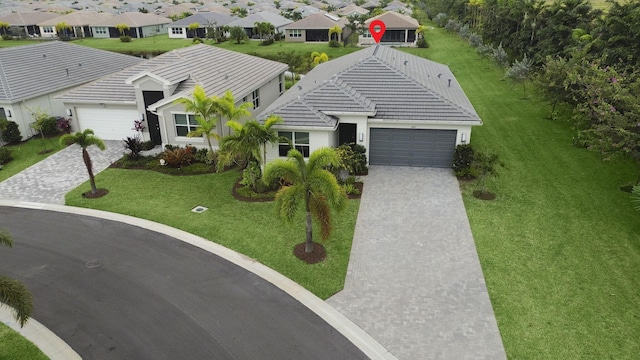 view of front facade featuring a garage and a front yard