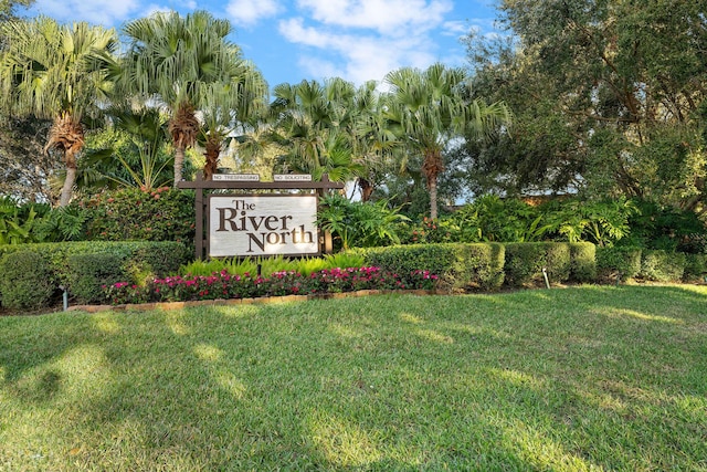 community / neighborhood sign featuring a yard