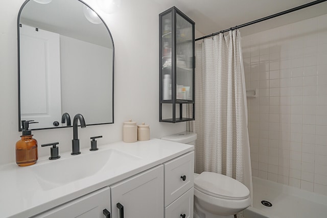 bathroom with a shower with curtain, vanity, and toilet