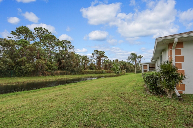 view of yard featuring a water view