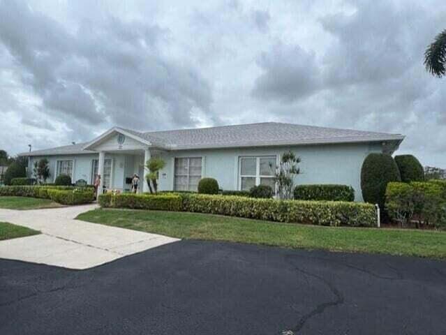 ranch-style house with a front yard