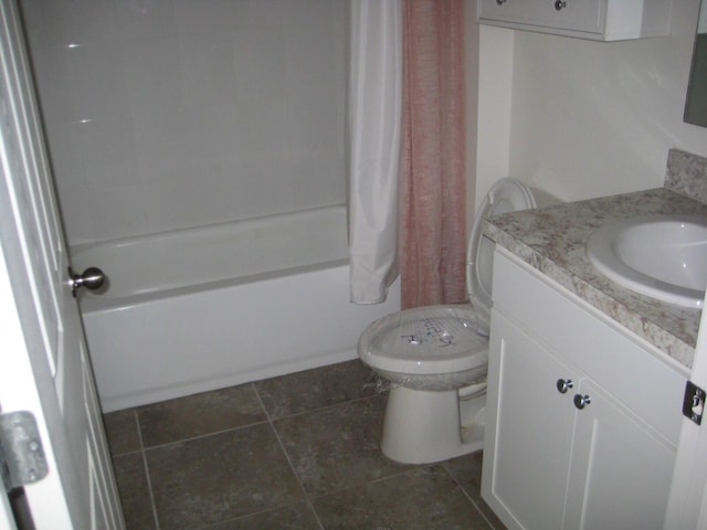 full bathroom featuring tile patterned floors, shower / bath combo with shower curtain, vanity, and toilet