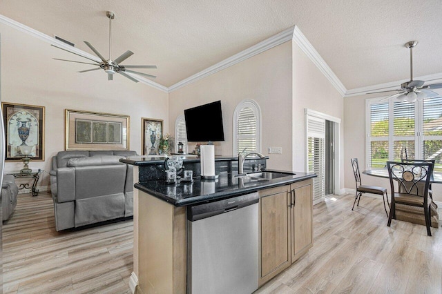 kitchen featuring sink, light hardwood / wood-style flooring, ceiling fan, a kitchen island with sink, and stainless steel dishwasher