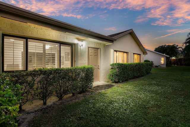 view of front of house featuring a yard