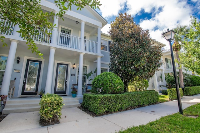 view of front of property featuring a balcony