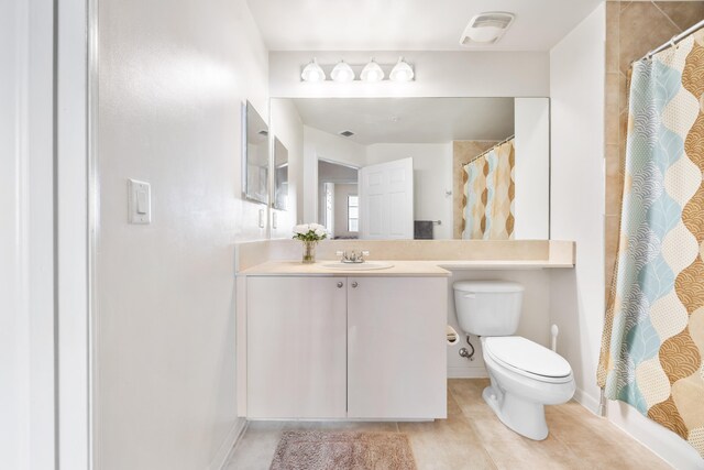 bathroom with a shower with curtain, vanity, and toilet