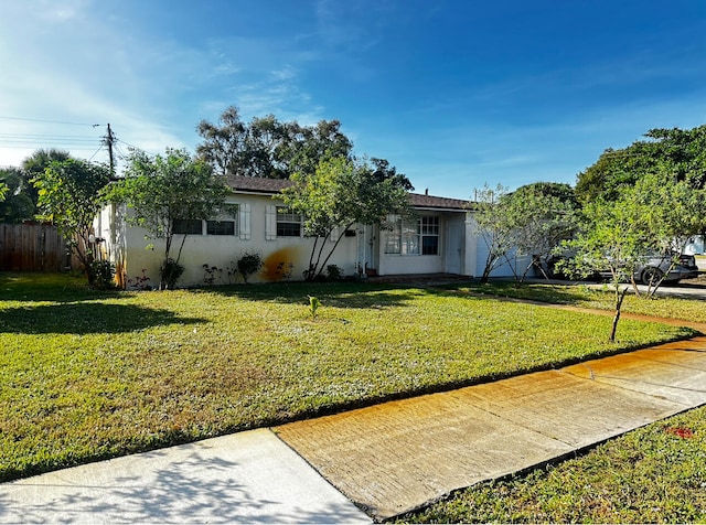 view of front of house featuring a front lawn