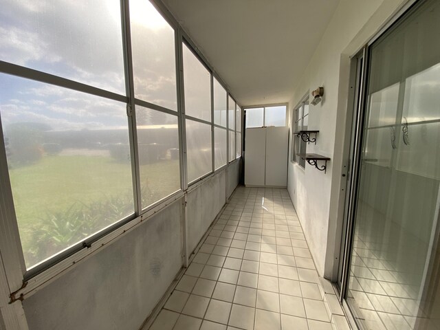 95 Cambridge E Unit 95, West Palm Beach, FL 33417 - unfurnished sunroom featuring plenty of natural light