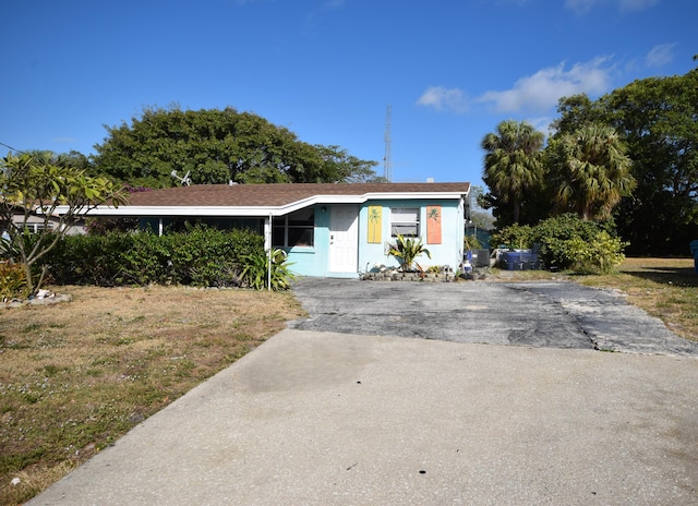 view of front of home featuring a front yard