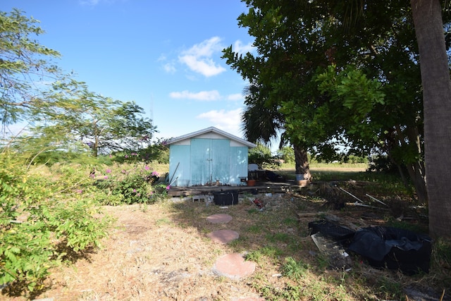 view of yard featuring a shed