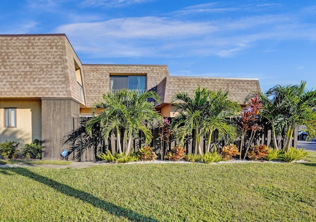 view of front facade with a front yard