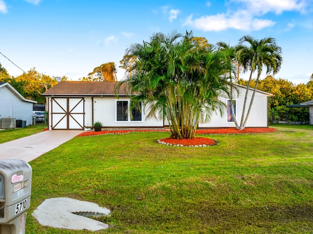 view of front of home featuring central AC unit and a front yard