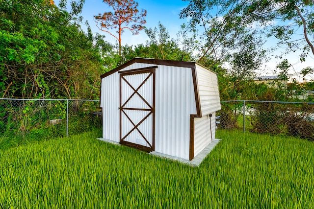 view of outdoor structure with a yard