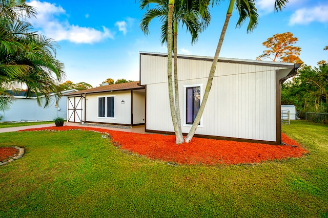 back of house featuring a lawn