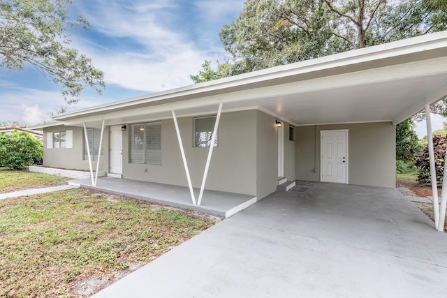 view of front of house featuring a carport