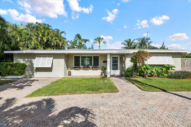 single story home with a front lawn