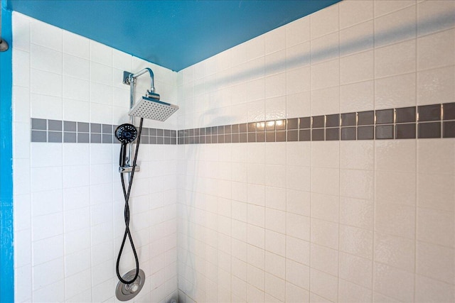 bathroom featuring a tile shower