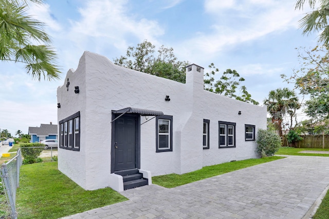 view of front facade featuring a front yard