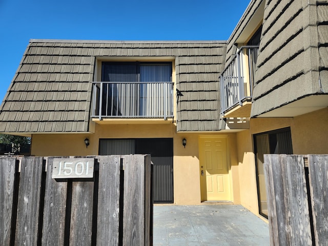 property entrance featuring a balcony