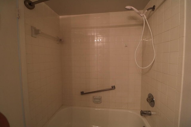 bathroom featuring tiled shower / bath