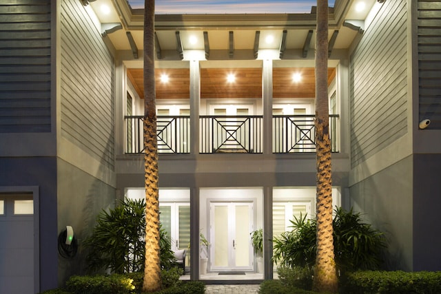 entrance to property featuring a balcony