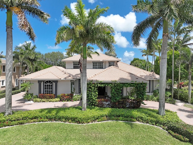 view of front of property featuring a front lawn