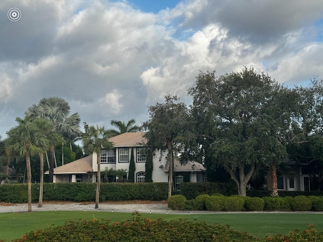 view of front of house with a front lawn