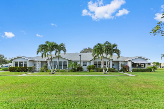 ranch-style house featuring a front lawn