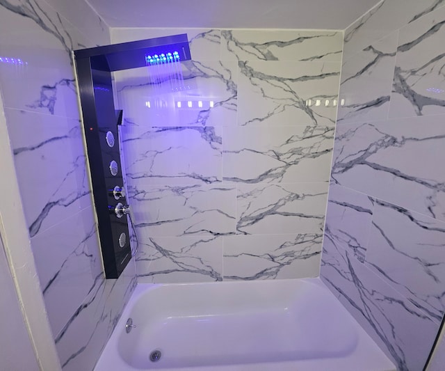 bathroom featuring tiled shower / bath combo