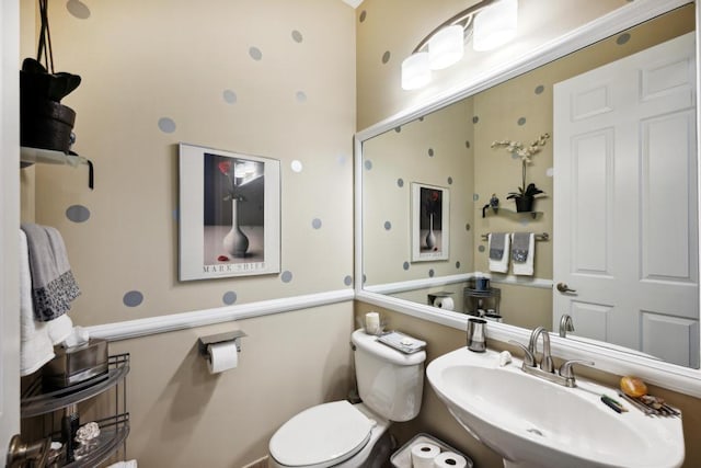 bathroom featuring toilet and sink